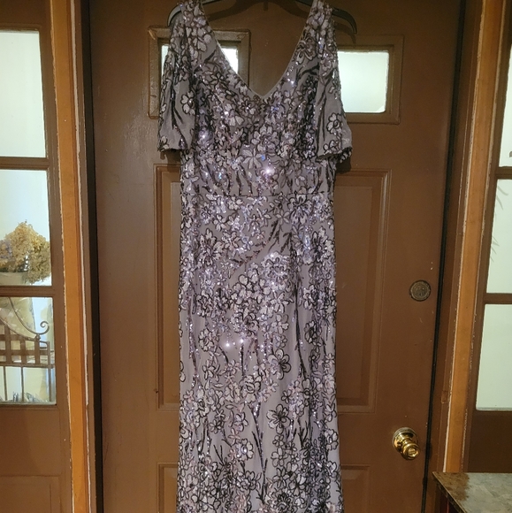 Beautiful sequin gown - Picture 2 of 4